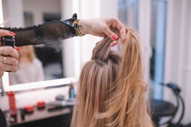 Free photo woman doing hairstyle for client