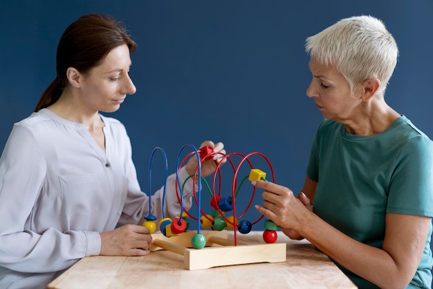 Free photo woman doing an occupational therapy session with a psychologist