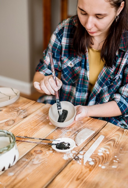 Free photo woman doing a pottery masterpiece