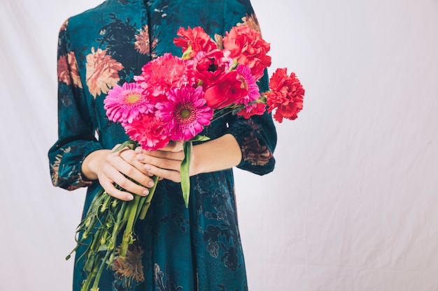 Free photo woman in dress with bouquet of flowers