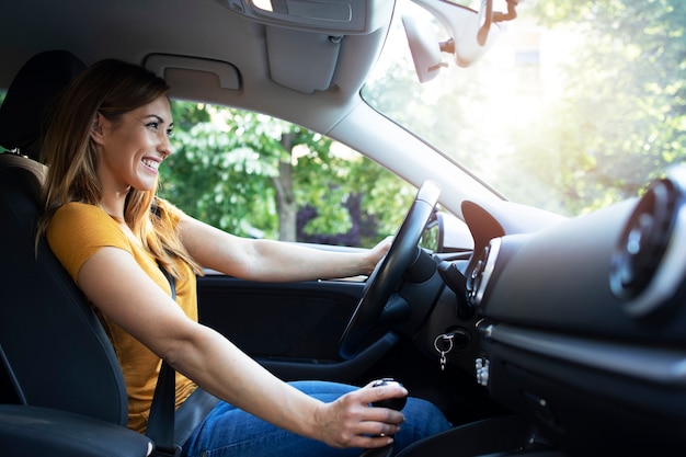 Free photo woman driving automobile