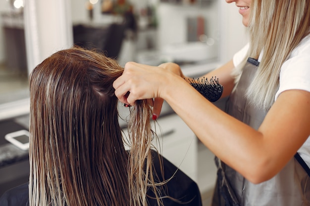 Free photo woman drying hair in a hairsalon