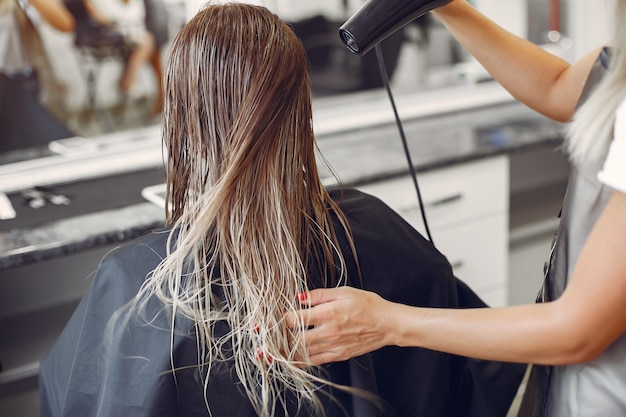 Free photo woman drying hair in a hairsalon