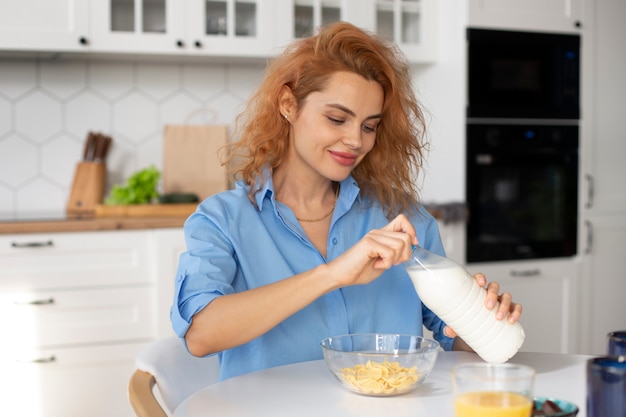 Free photo woman enjoying her breakfast