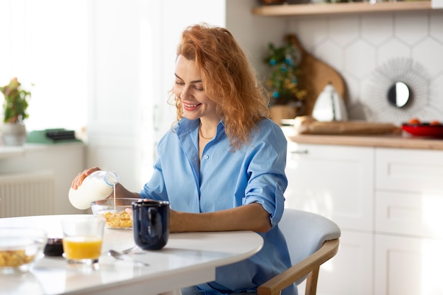 Free photo woman enjoying her breakfast