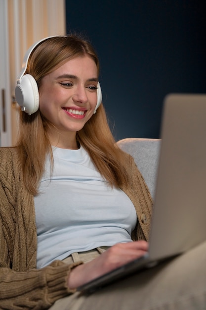 Free photo woman enjoying movie night