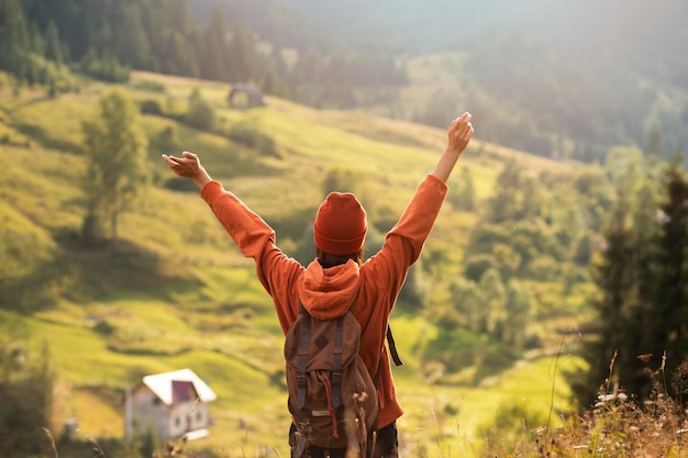 Free photo woman enjoying the rural surroundings