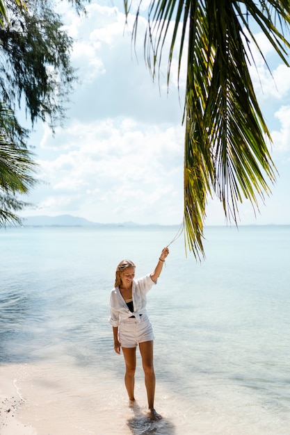 Free photo woman enjoying their sunny holiday