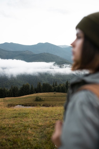 Free photo woman exploring beautiful rural surroundings