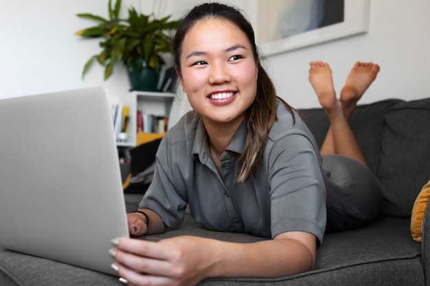 Free photo woman in front of her computer