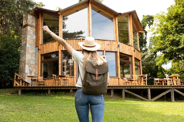 Free photo woman in front of a modern house