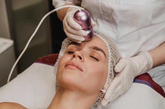 Free photo woman getting a cosmetic treatment at the wellness center