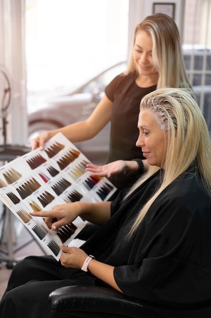 Free photo woman getting her hair dyed at the beauty salon