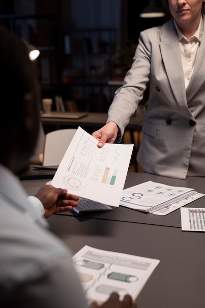 Free photo woman giving report to her boss