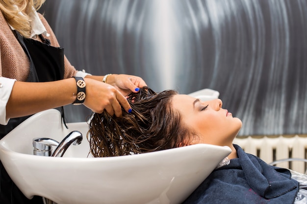 Free photo woman at the hairdresser salon