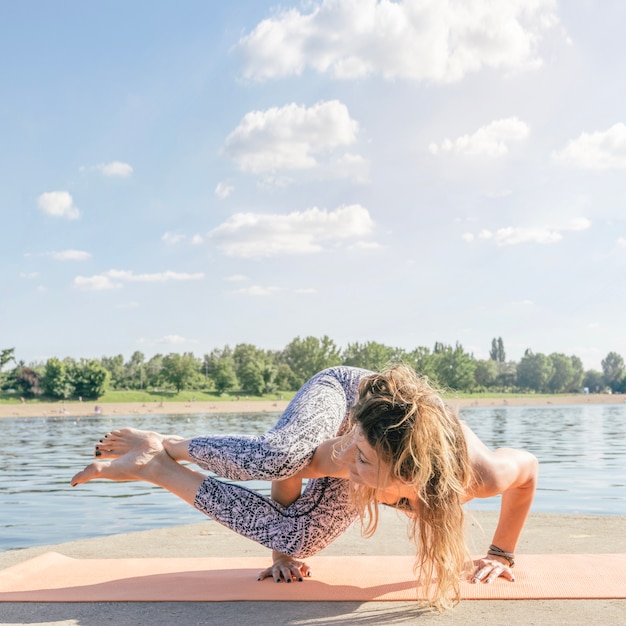 Free photo woman on hands at water