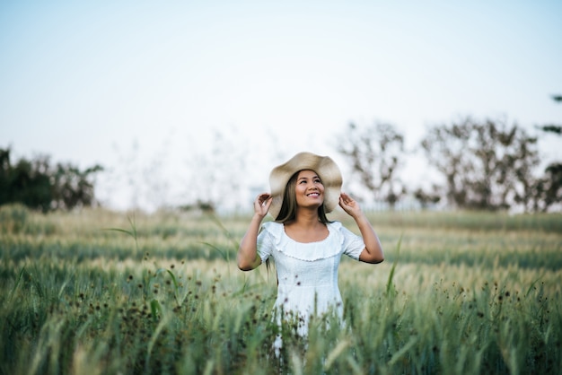 Free photo woman in the hat happiness in the nature