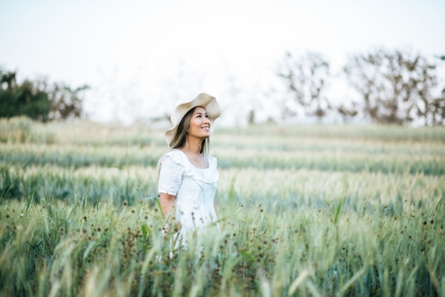 Free photo woman in the hat happiness in the nature