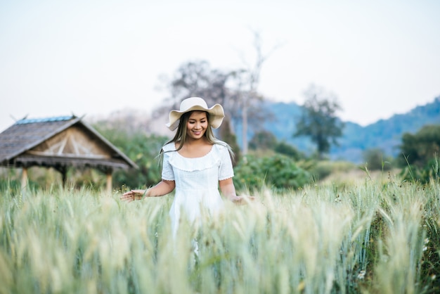 Free photo woman in the hat happiness in the nature