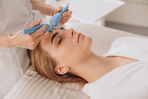 Free photo woman having beauty treatment procedures in a salon