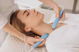 Free photo woman having beauty treatment procedures in a salon