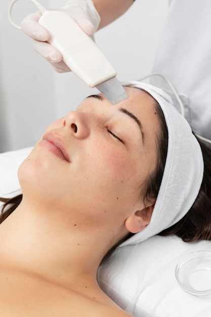 Free photo woman having a facial skincare treatment