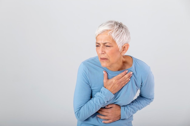 Free photo woman having a pain in the heart area heart attack painful chest health care medical concept high resolution woman having heart attack at home