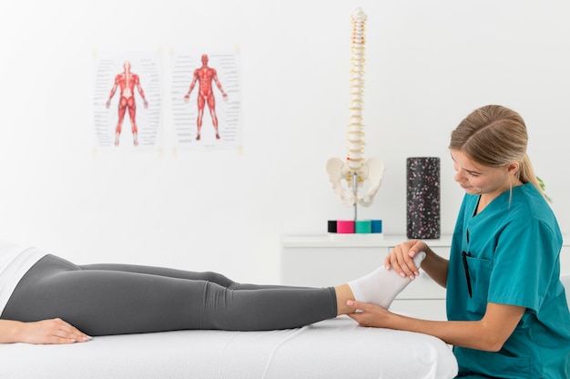 Free photo woman having a physiotherapy session at a clinic