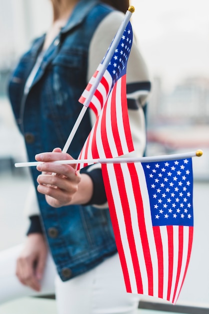 Free photo woman holding american flags on independence day