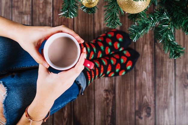 Free photo woman holding coffee mug