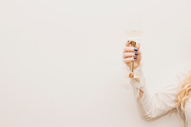 Free photo woman holding glass of champagne