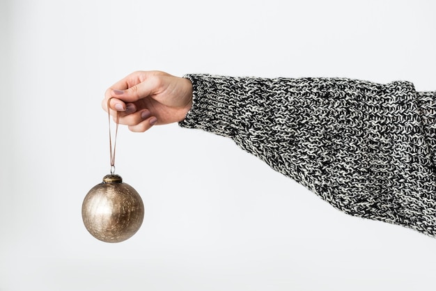 Free photo woman holding a gold bauble