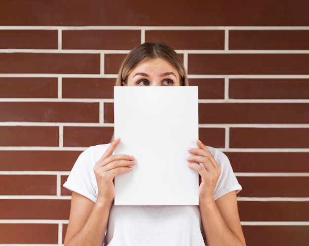 Free photo woman holding a mock-up magazine