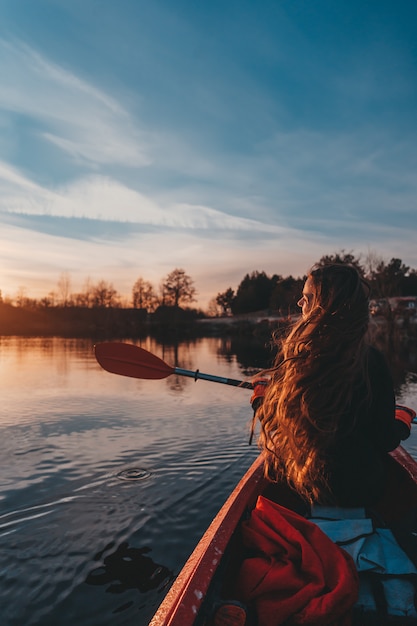 Free photo woman holding paddle in a kayak on the river