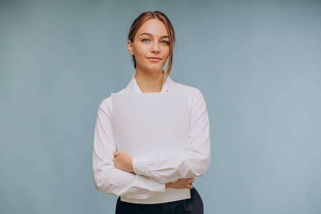 Free photo woman holding papers , and standing isolated on blue