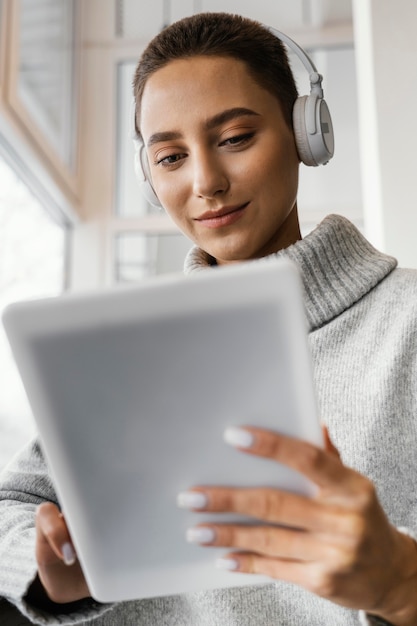 Free photo woman holding tablet close-up