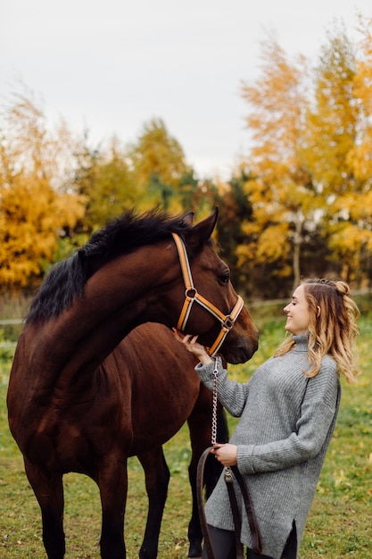 Free photo woman on a horse at rancho. horse riding, hobby time. concept of animals and human