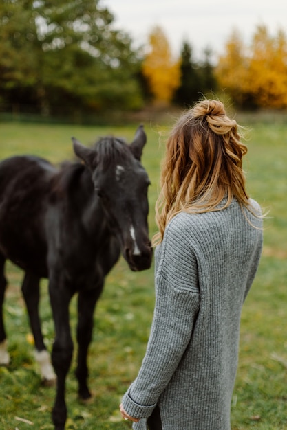 Free photo woman on a horse at rancho. horse riding, hobby time. concept of animals and human