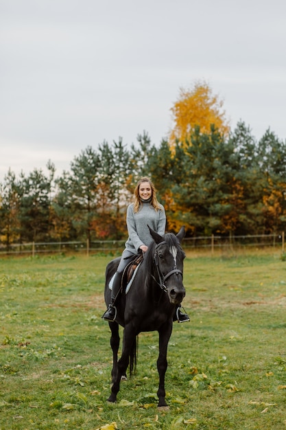 Free photo woman on a horse at rancho. horse riding, hobby time. concept of animals and human