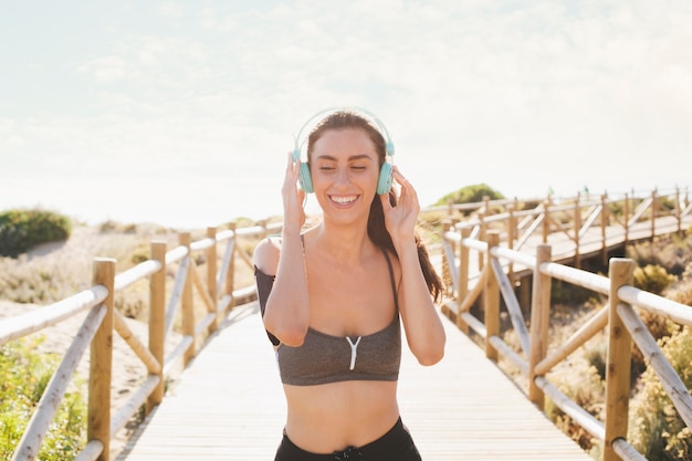 Free photo woman jogging with headphones