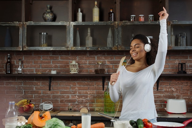 Free photo woman in kitchen dancing