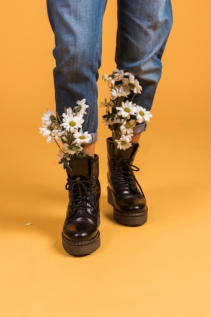 Free photo woman legs with flowers in shoes