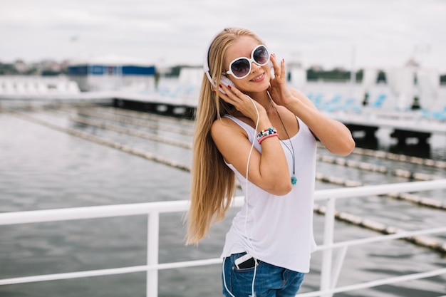 Free photo woman listening to music in headphones