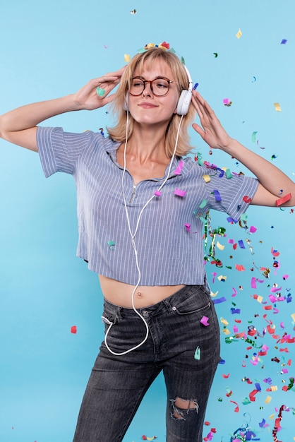 Free photo woman listening music at headphones