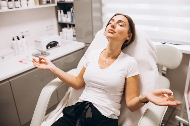 Free photo woman making beauty procedures at a beauty salon