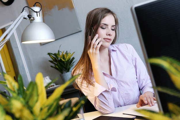 Free photo woman in the office