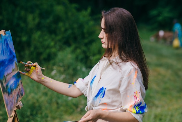 Free photo woman painting a canvas