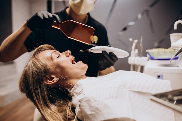 Free photo woman patient visiting dentist