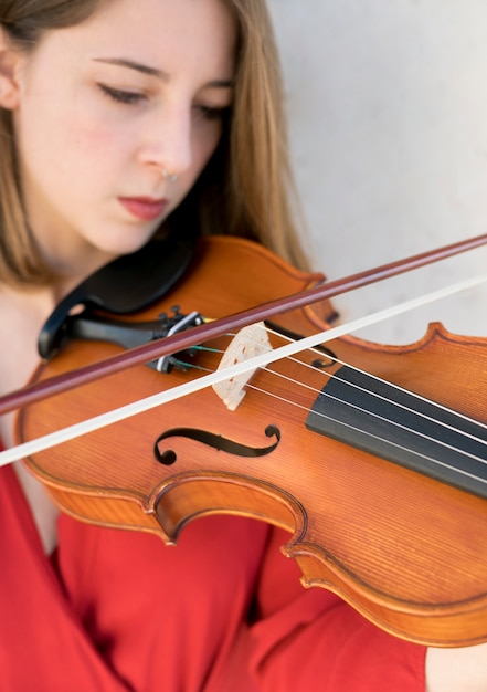 Free photo woman playing the violin