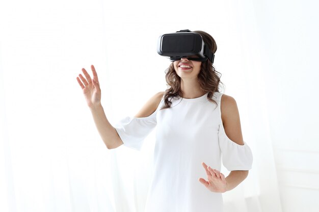 Free Photo woman playing to virtual reality